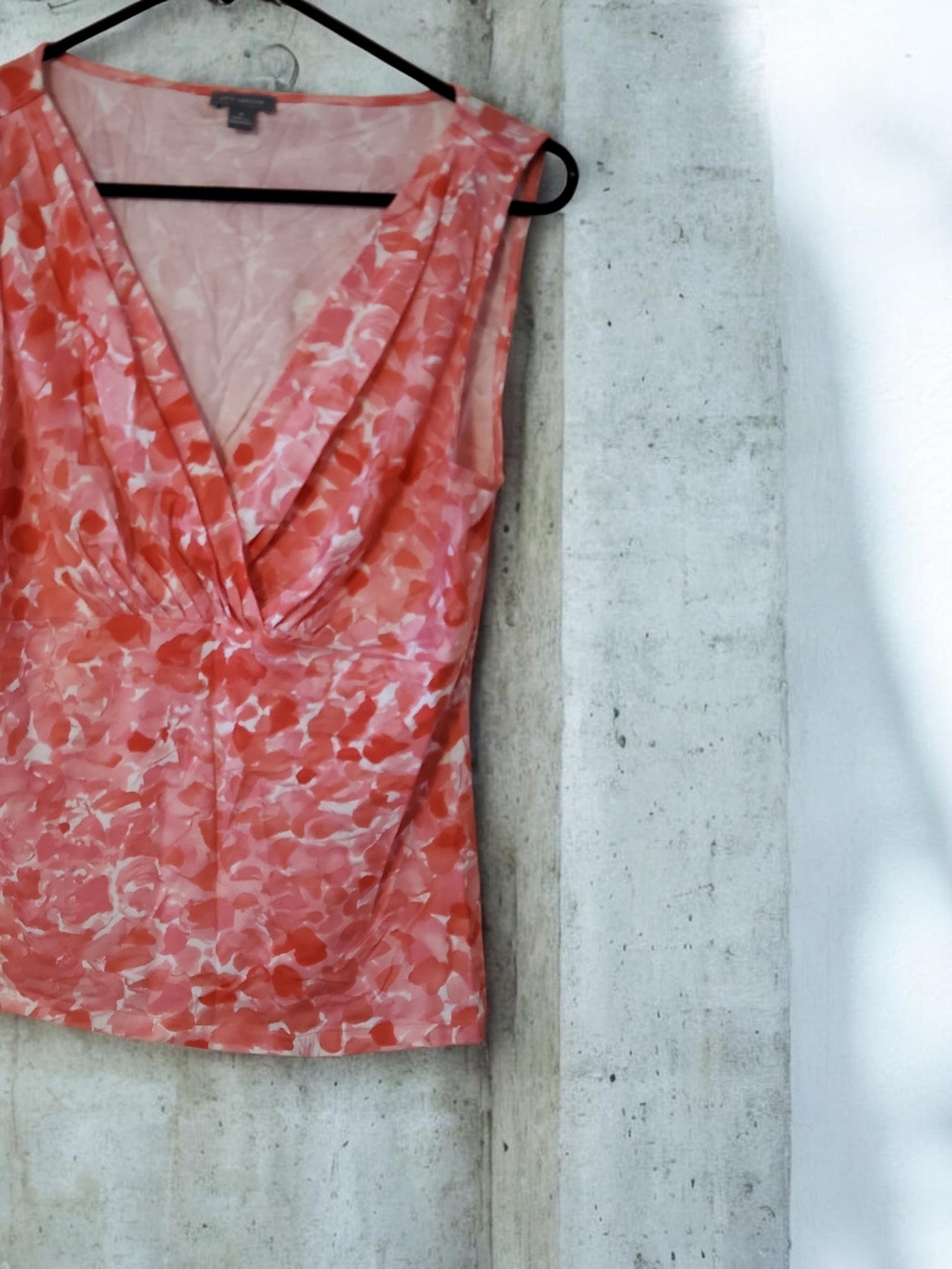 Ann Taylor Coral Pink Printed V-Neck Sleeveless Top In Size M
